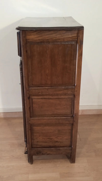 Credenza bassa vintage in rovere con tre pannelli verticali e finitura marrone scuro in legno rustico