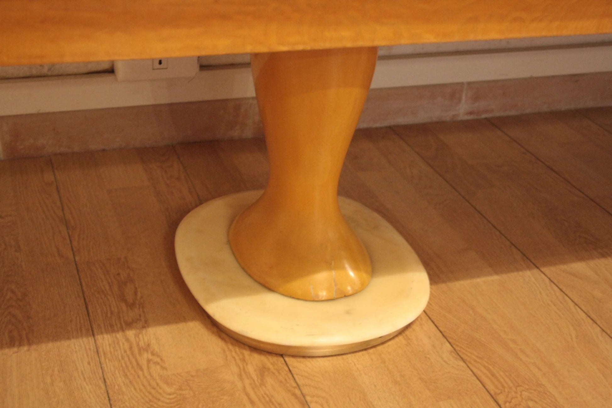 Tavolo in legno con base a piedistallo credenza mid-century moderna di vittorio dassi anni 50 da dario raia antiquariato