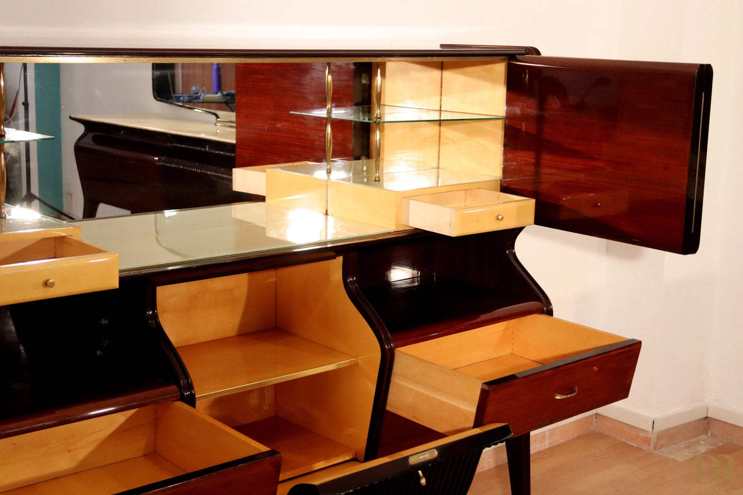 Credenza di Osvaldo Borsani in mogano palissandro acero con top specchiato e cassetti aperti arredamenti Borsani Varedo