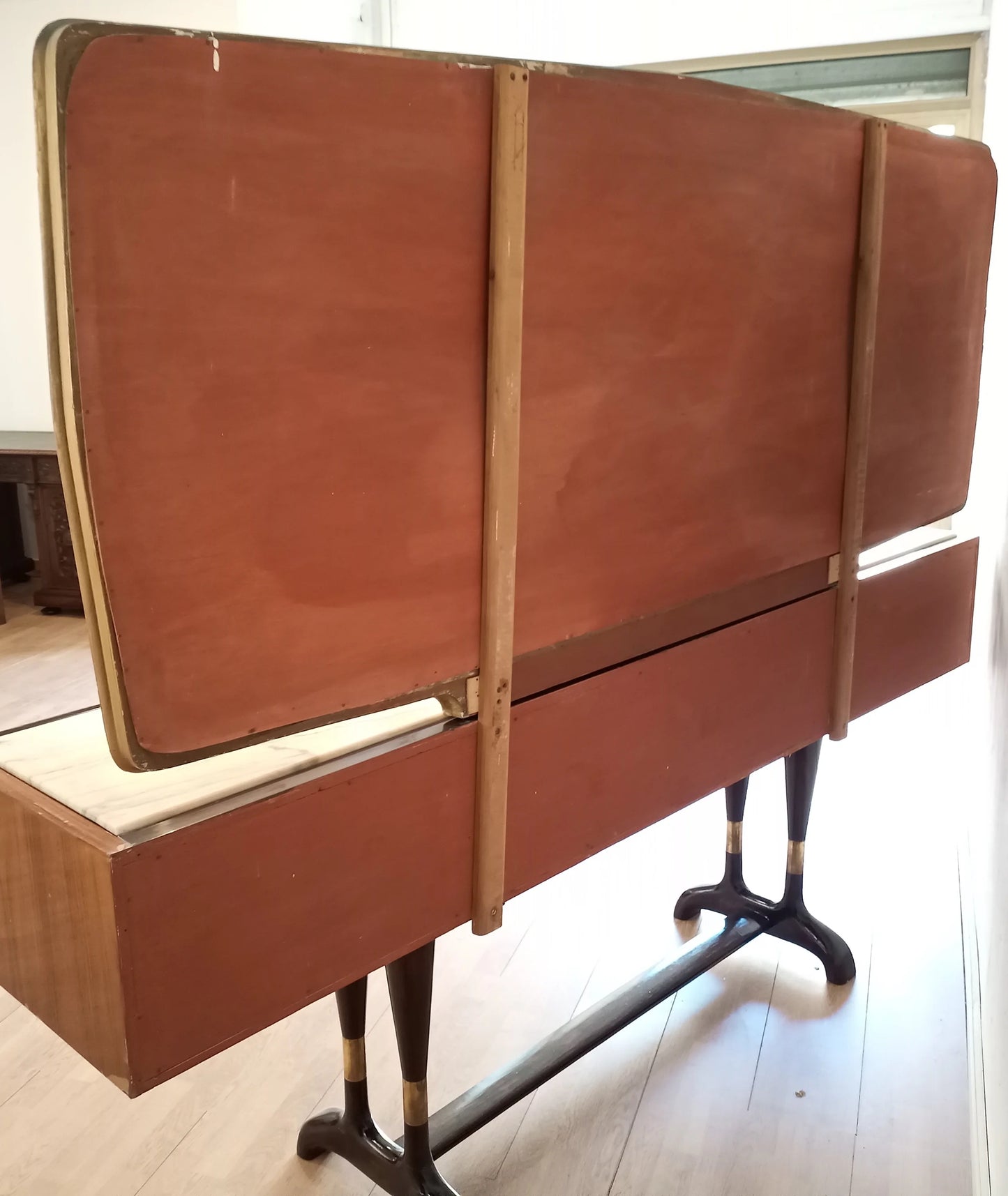 Brown vinyl headboard con gambe in metallo e staffe di montaggio per mobile bar consolle vittorio dassi