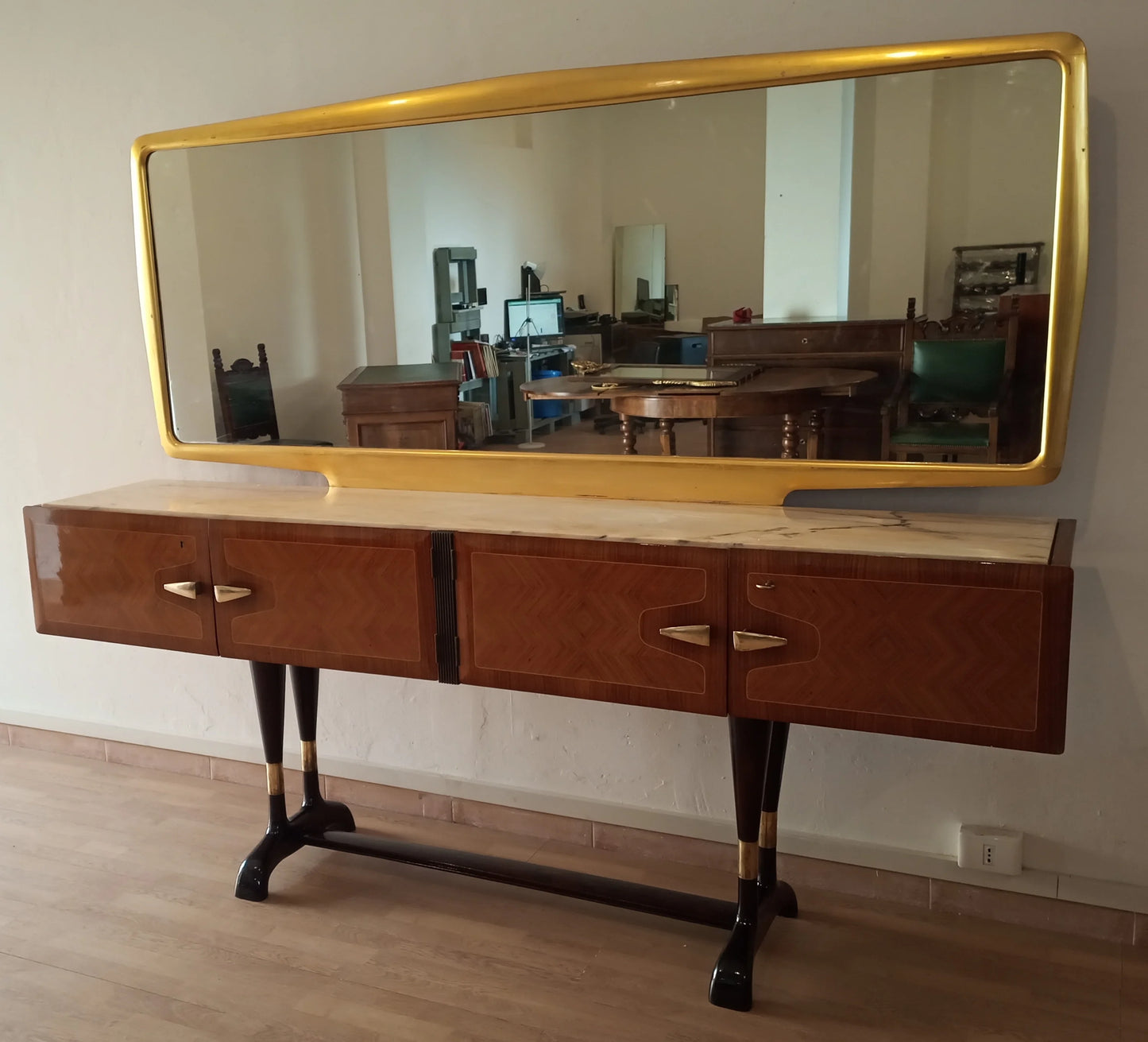 Consolle vittorio dassi mobile bar consolle mid-century con due cassetti gambe nere e specchio rettangolare oro