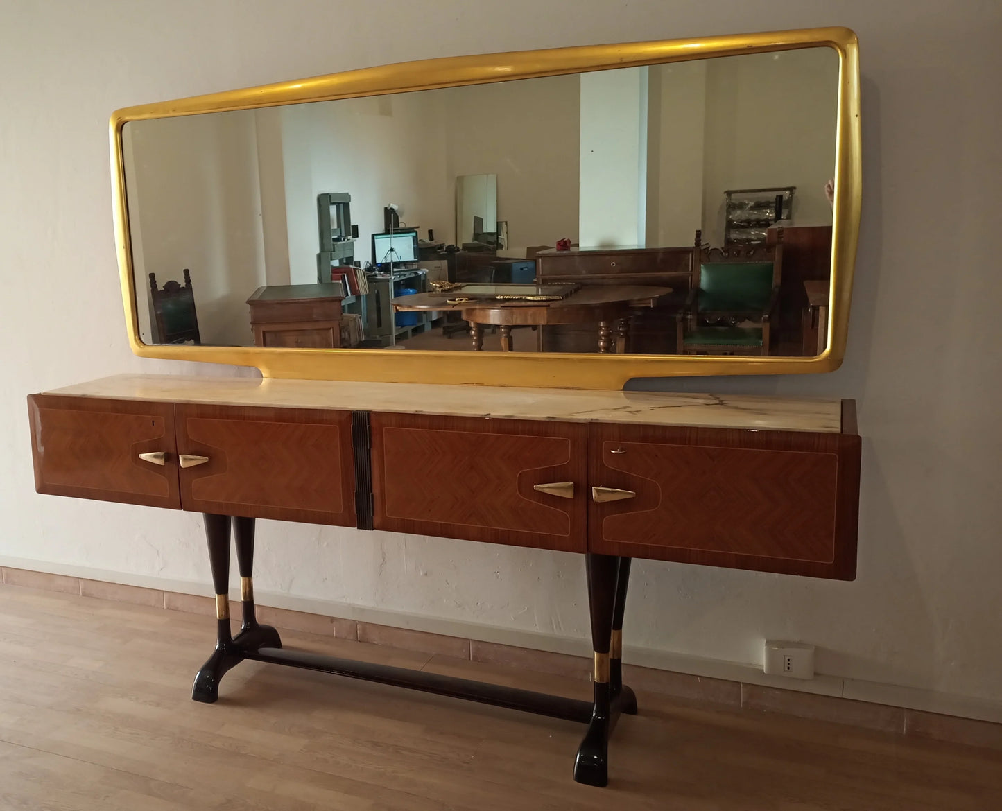 Credenza mid-century con mobile bar consolle vittorio dassi in legno con cassetti e specchio rettangolare dorato sopra