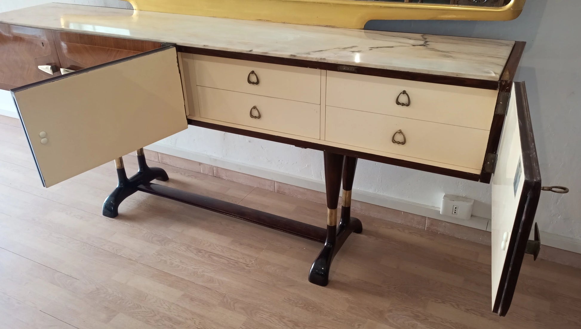 Credensa mid-century con cassetti crema e struttura in legno scuro su gambe curve mobile bar consolle vittorio dassi