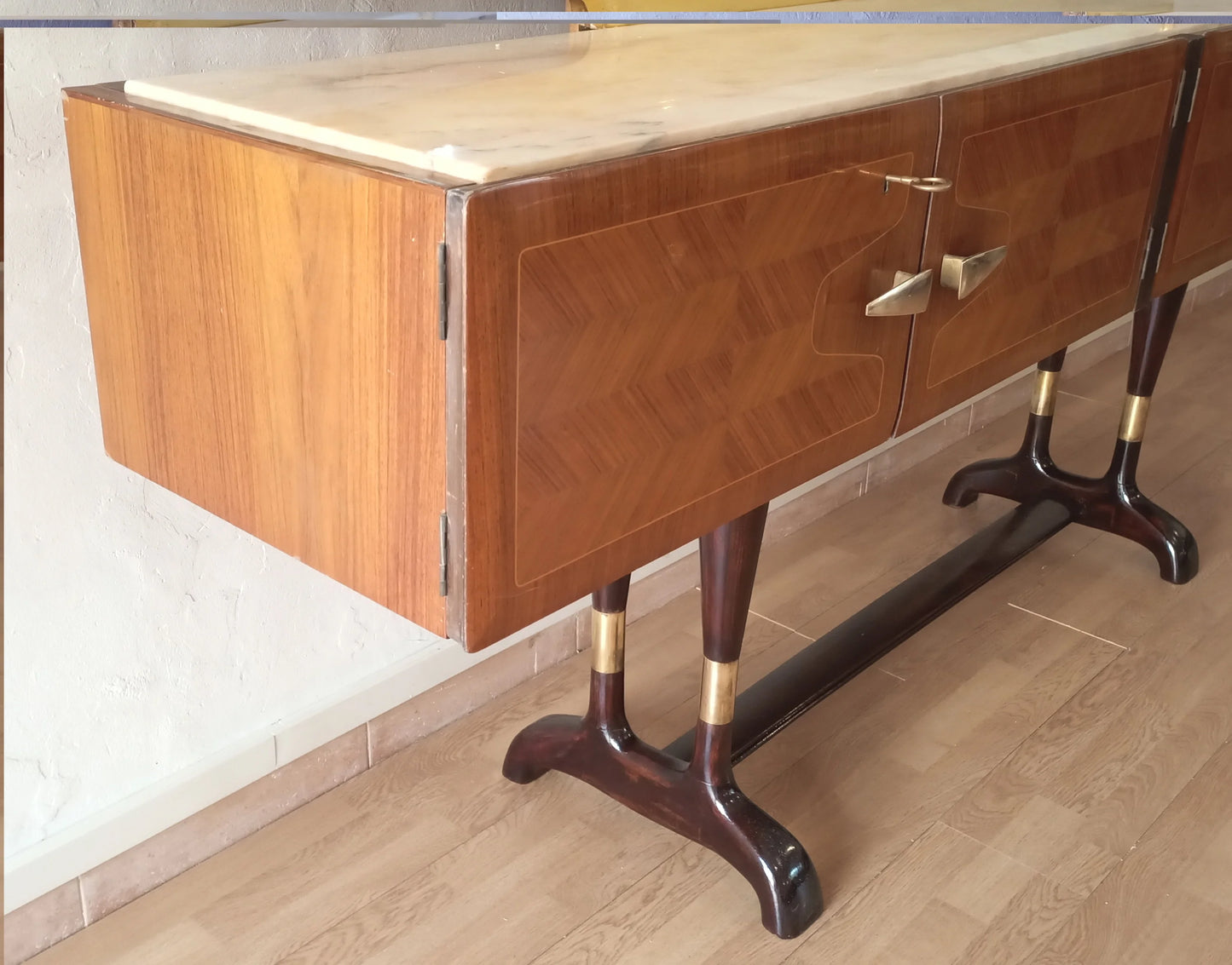 Credenza mid-century con corpo in legno e gambe metalliche decorative per mobile bar consolle vittorio dassi