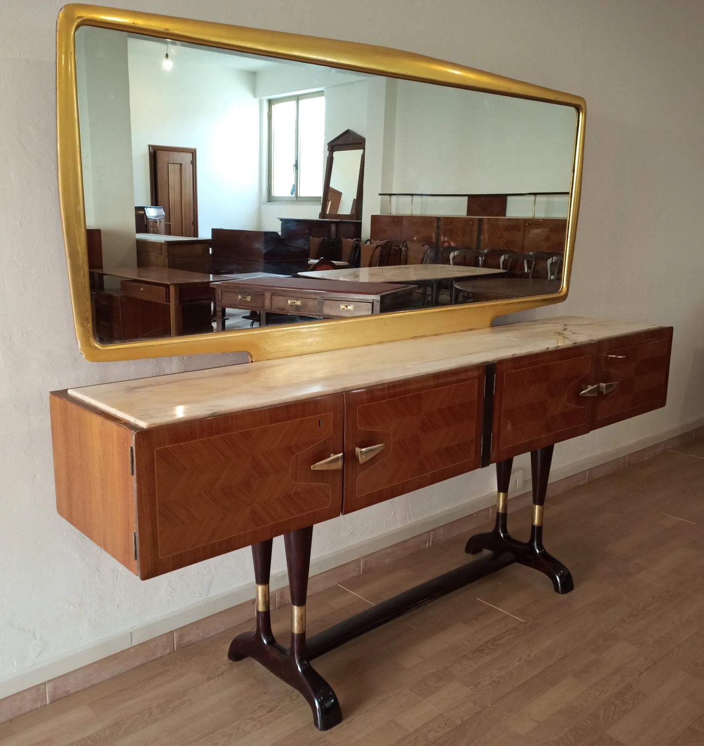 Credenza mid-century in legno con specchio incorniciato oro sopra, mobile bar consolle vittorio dassi elegante
