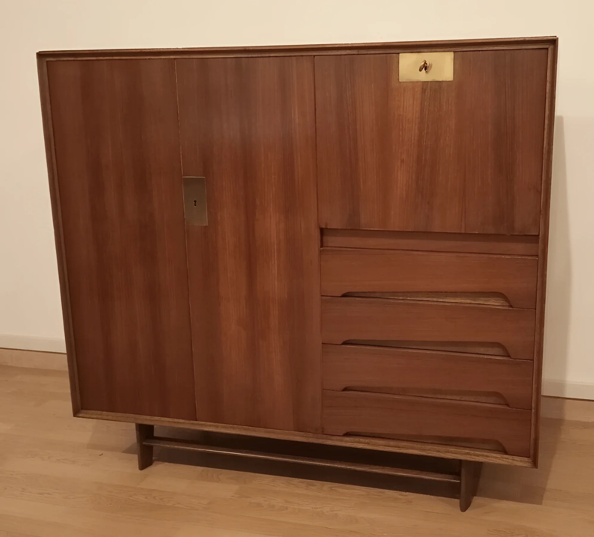 Credenza edmondo palutari restaurata in legno con ante scorrevoli e cassetti design anni 1950 mid-century moderno