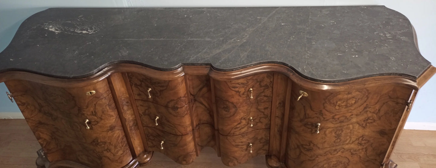 Credenza bassa chippendale in radica di noce con fronte curvo e finitura decorativa in rame o bronzo