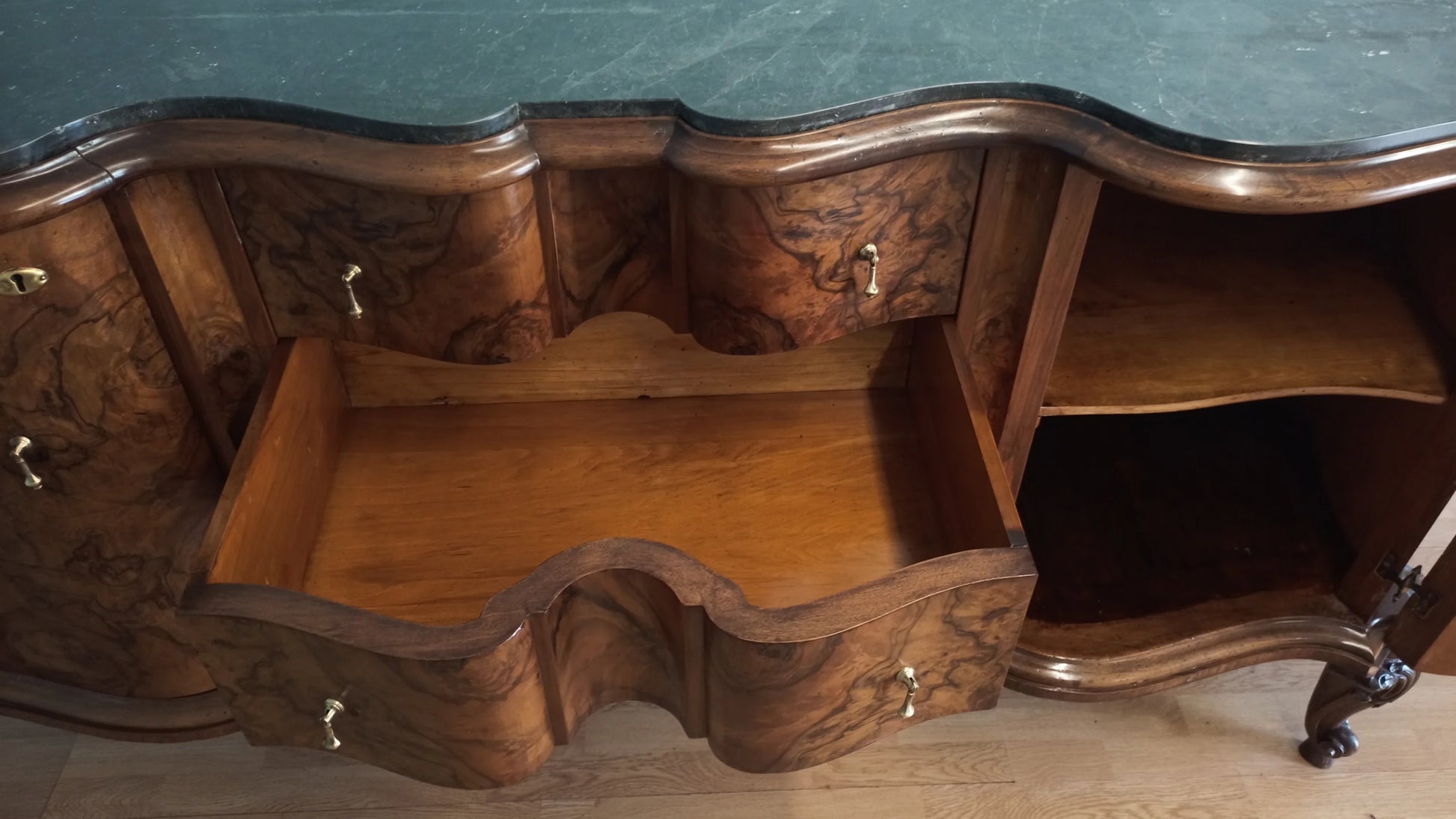 Credenza bassa chippendale in radica di noce con piano intarsiato e dettagli decorativi in stile deco