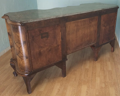 Credenza bassa chippendale in radica di noce con bordi curvi e gambe decorative in legno intagliato