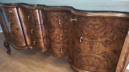 Credenza bassa chippendale in radica di noce con pannelli frontali curvi e intarsi decorativi in legno ornato