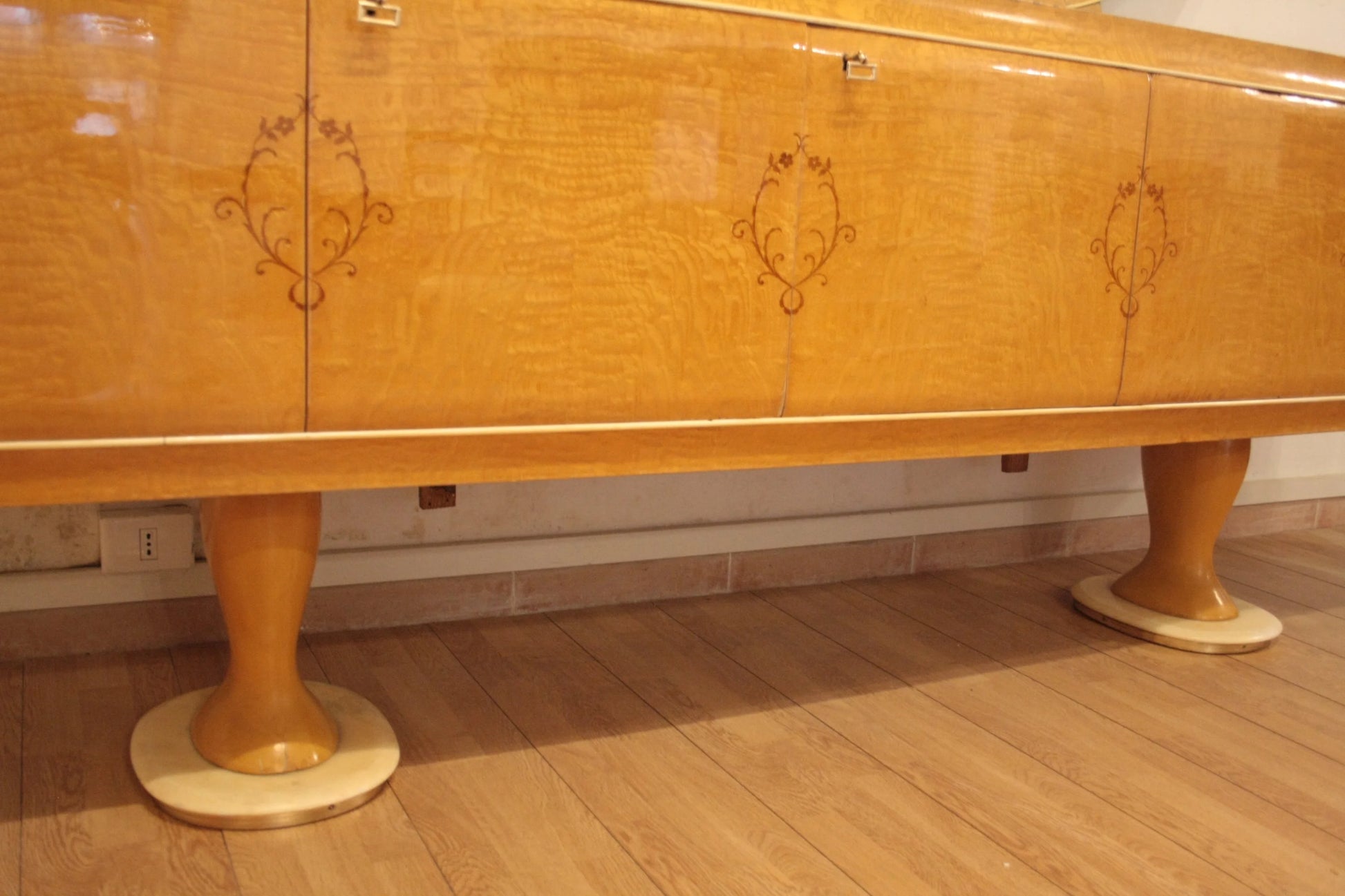 Credenza mid-century moderna in legno intarsiato di vittorio dassi anni 50 da dario raia antiquariato