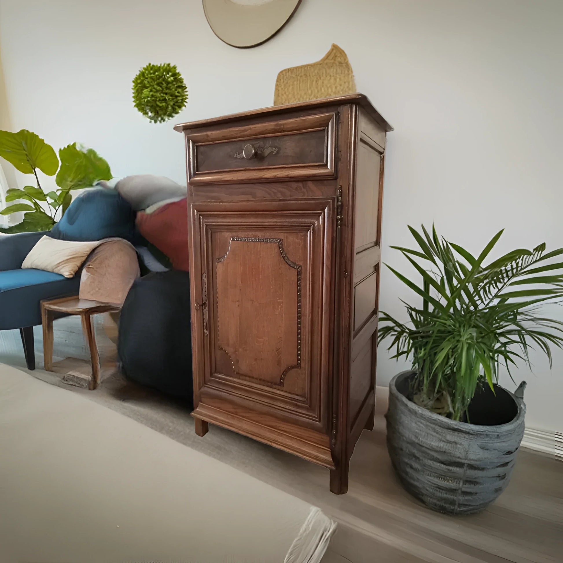 Credenza vintage in legno di rovere con cassetto ornato e dettaglio rustico per arredamento elegante