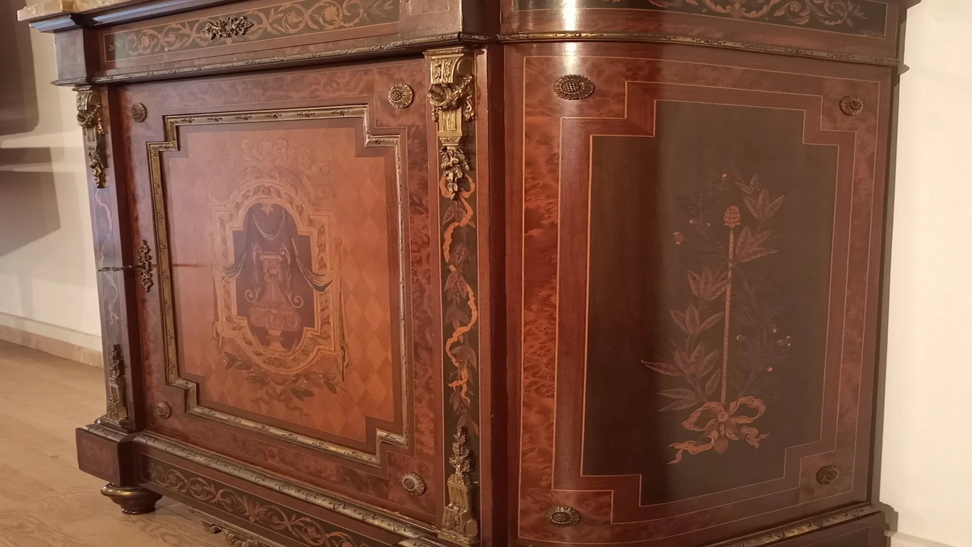 Splendida credenza bassa intarsiata con applicazioni in ottone e marmo in varie essenze di legno del xx secolo