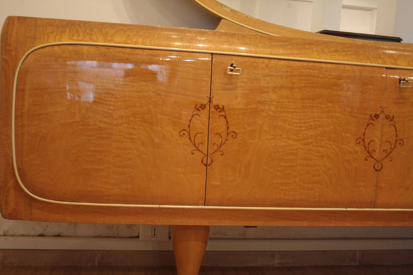 Credenza mid-century moderna in legno intagliato di vittorio dassi anni 50 proposta da dario raia antiquariato