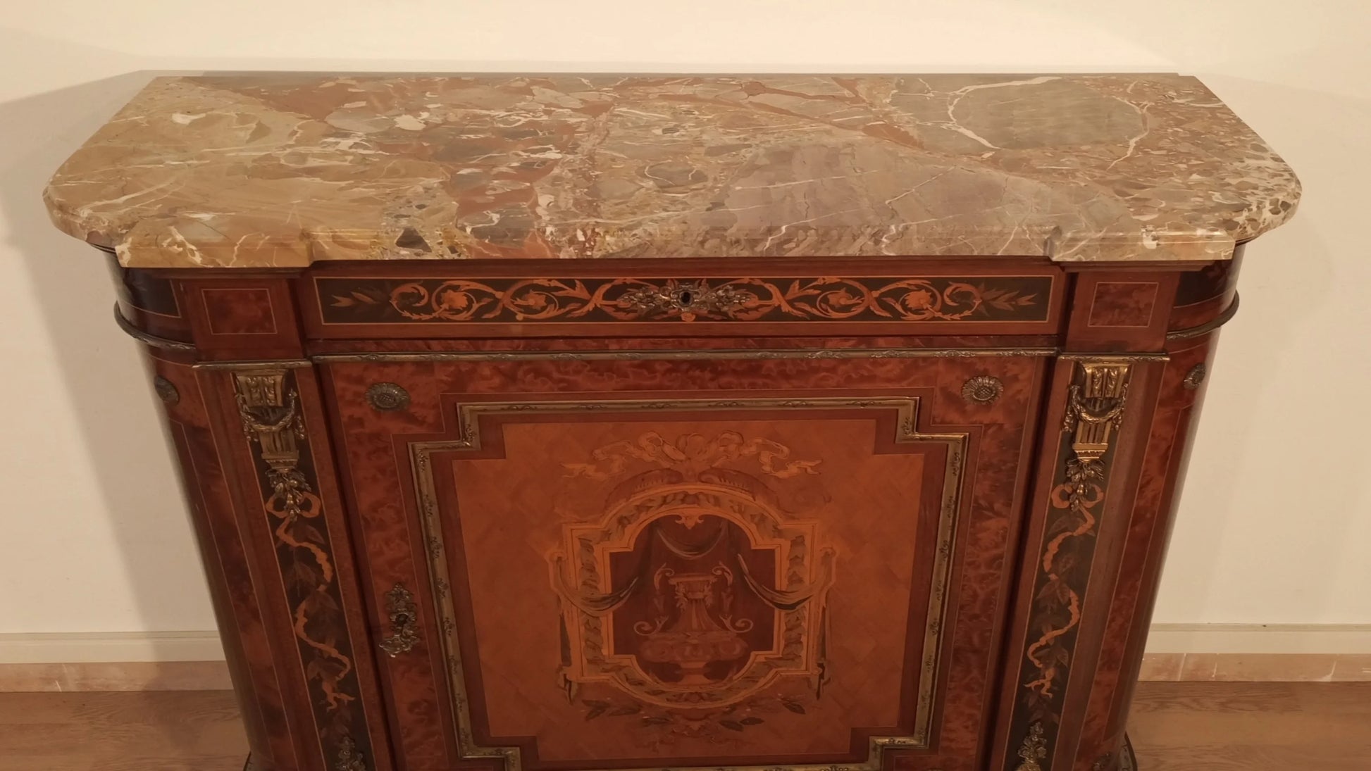 Splendida credenza bassa intarsiata con applicazioni in ottone e piano in marmo in varie essenze di legno del xx secolo