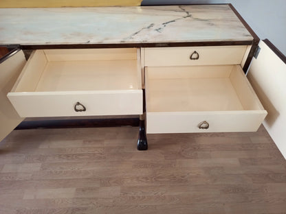 Credenza mid-century con piano in marmo e due cassetti bianchi aperti mobile bar consolle vittorio dassi
