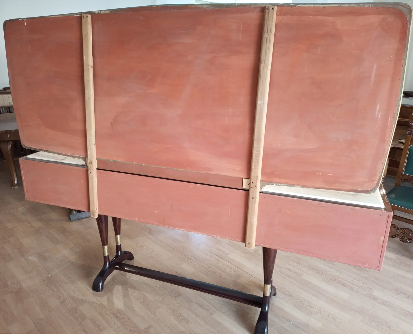 Credenza mid-century con specchio e testiera imbottita rosa con supporti in legno su gambe metalliche mobile bar consolle vittorio dassi