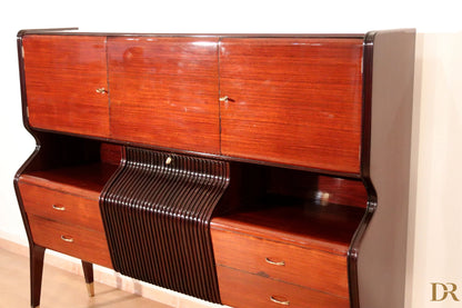 Credenza mid-century di osvaldo borsani in mogano palissandro e acero con pannello centrale curvo e maniglie in ottone