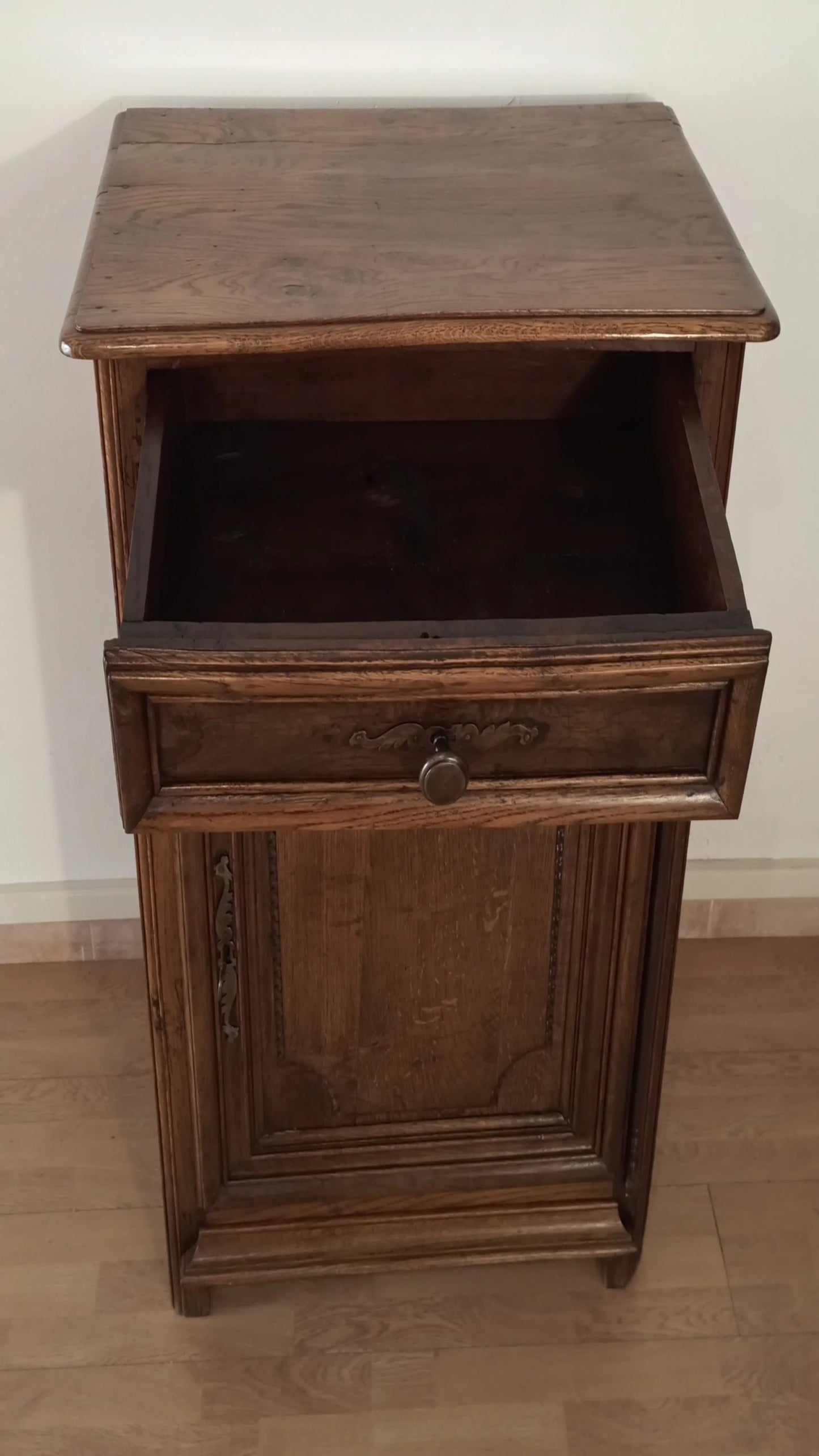 Credenza bassa vintage in legno di rovere con cassetto e anta in legno scuro rustico