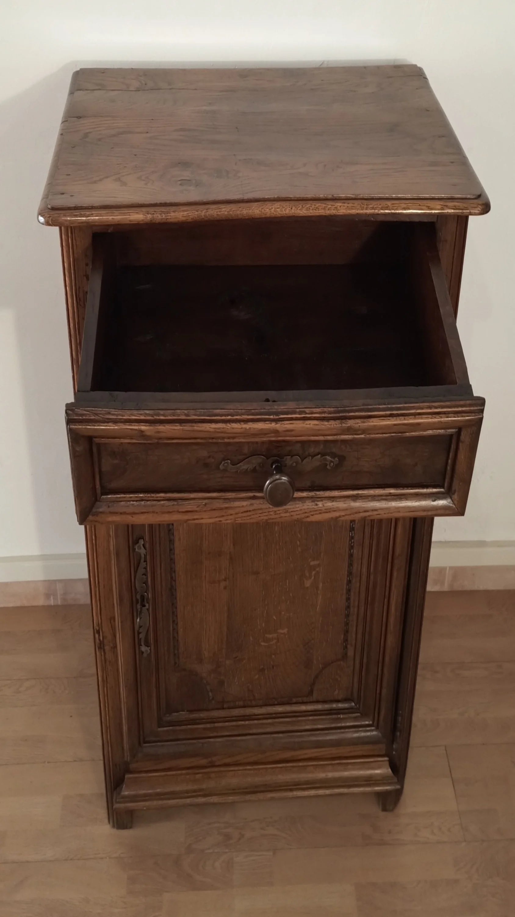 Credenza bassa vintage in legno di rovere con cassetto e anta in legno scuro rustico