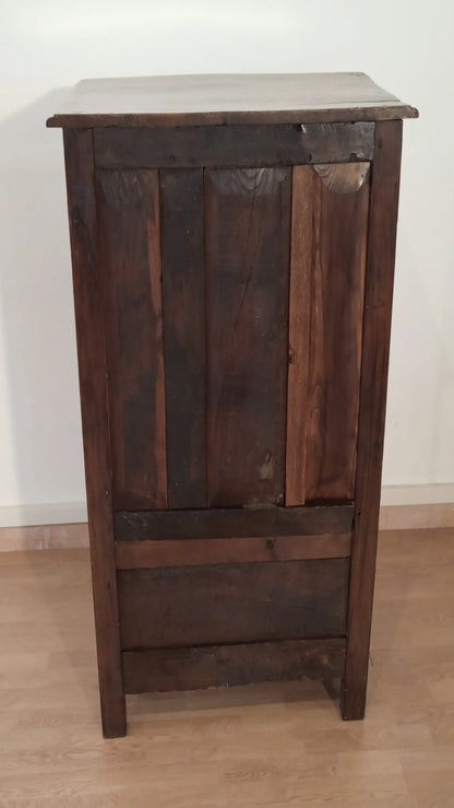 Credenza bassa vintage in legno di rovere con pannelli verticali e cassetto in legno scuro rustico