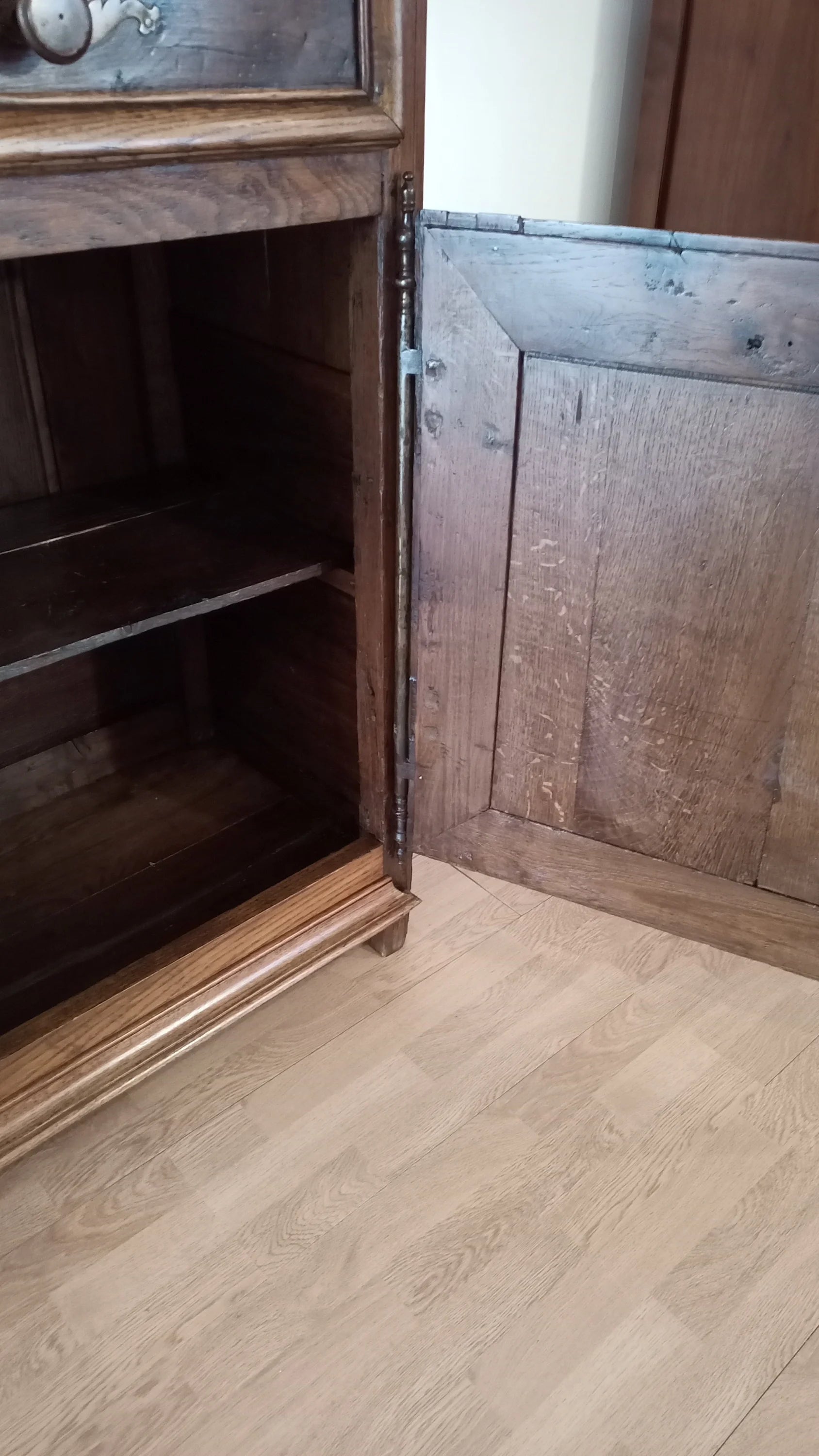 Credenza bassa vintage in legno di rovere con anta aperta e finitura in legno scuro rustico