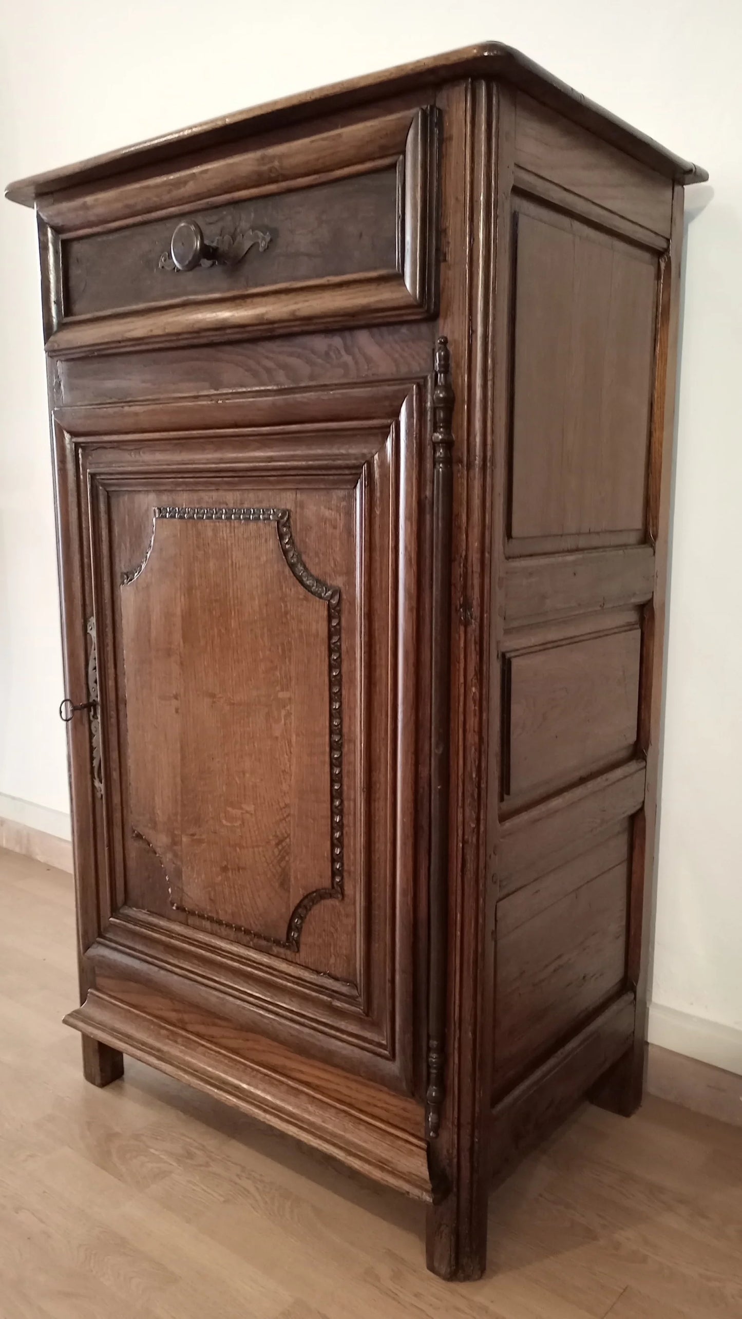 Credenza vintage in legno di rovere scuro con cassetto e porta con pannello decorativo in stile rustico
