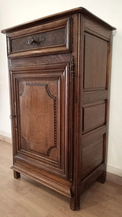Credenza vintage in legno di rovere scuro con cassetto e porta con pannello decorativo in stile rustico