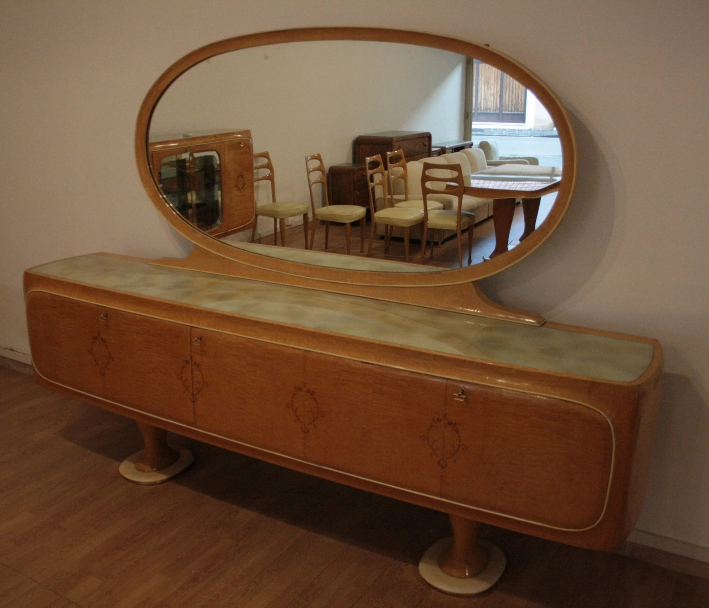 Credenza mid-century moderna di Vittorio Dassi anni 50 in legno con cassettiera vintage e specchio ovale per dario raia antiquariato