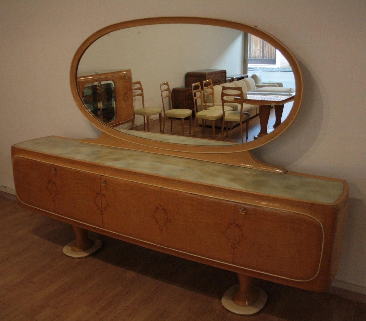 Credenza mid-century moderna di vittorio dassi anni 50 in legno vintage con cassettiera e specchio ovale per dario raia antiquariato