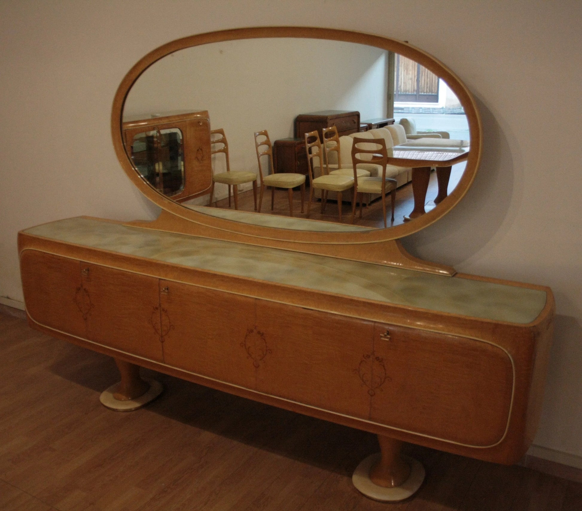 Credenza mid-century moderna di vittorio dassi anni 50 in legno vintage con cassettiera e specchio ovale per dario raia antiquariato