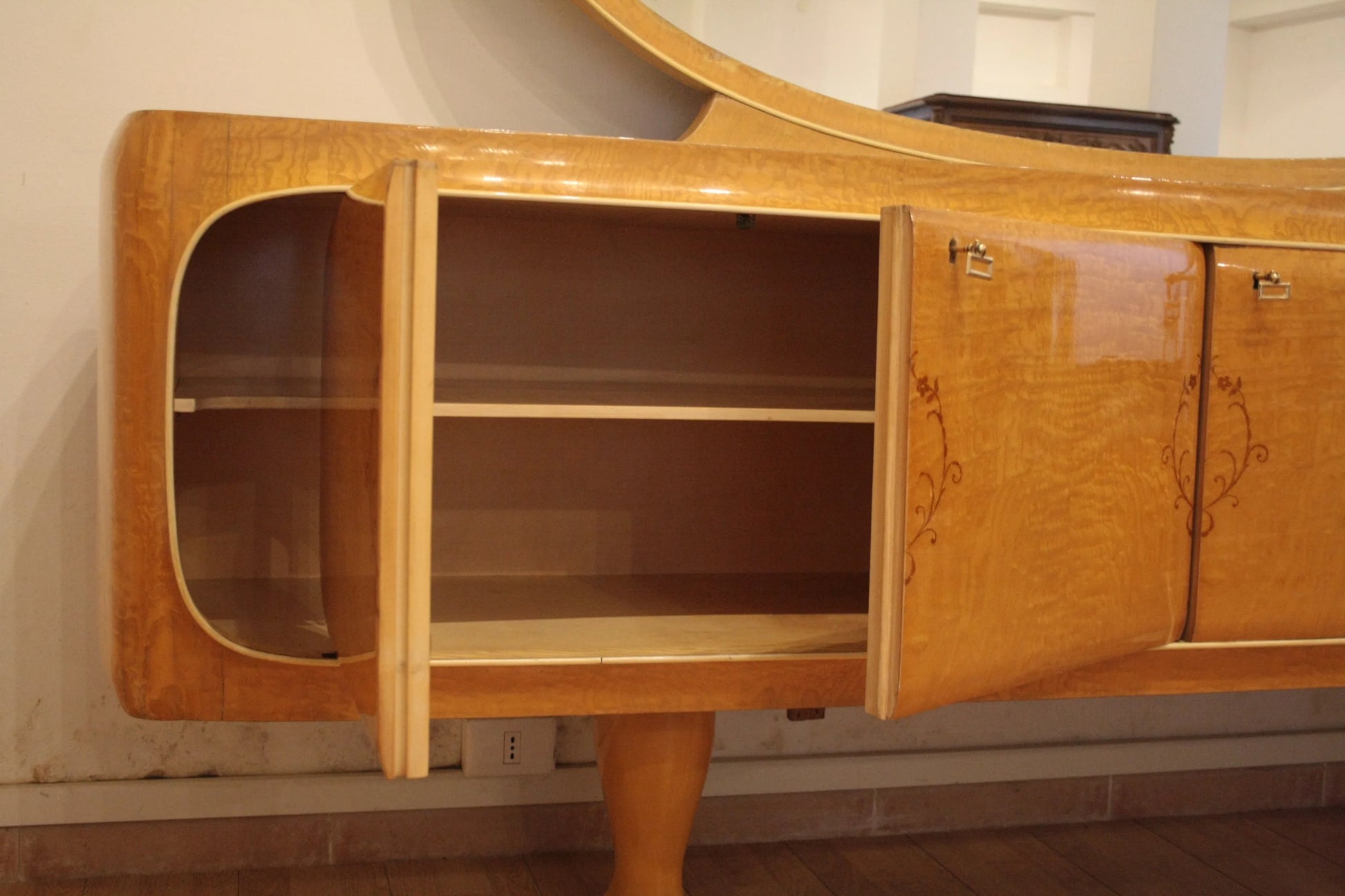Vintage credenza mid-century moderna di vittorio dassi con ante in legno aperte in vendita da dario raia antiquariato