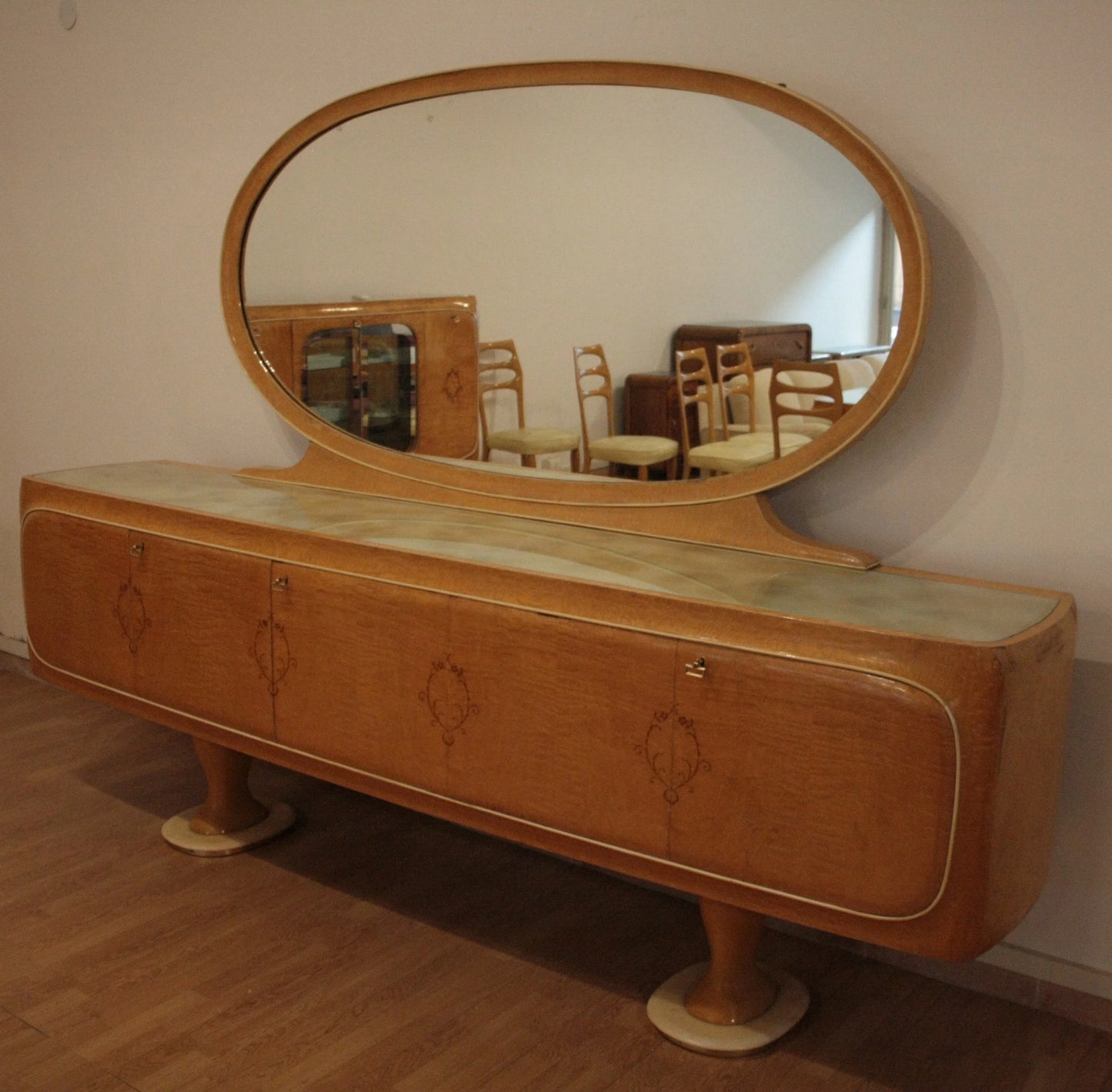 Credenza mid-century moderna di vittorio dassi anni 50 in legno con specchio ovale vintage da dario raia antiquariato
