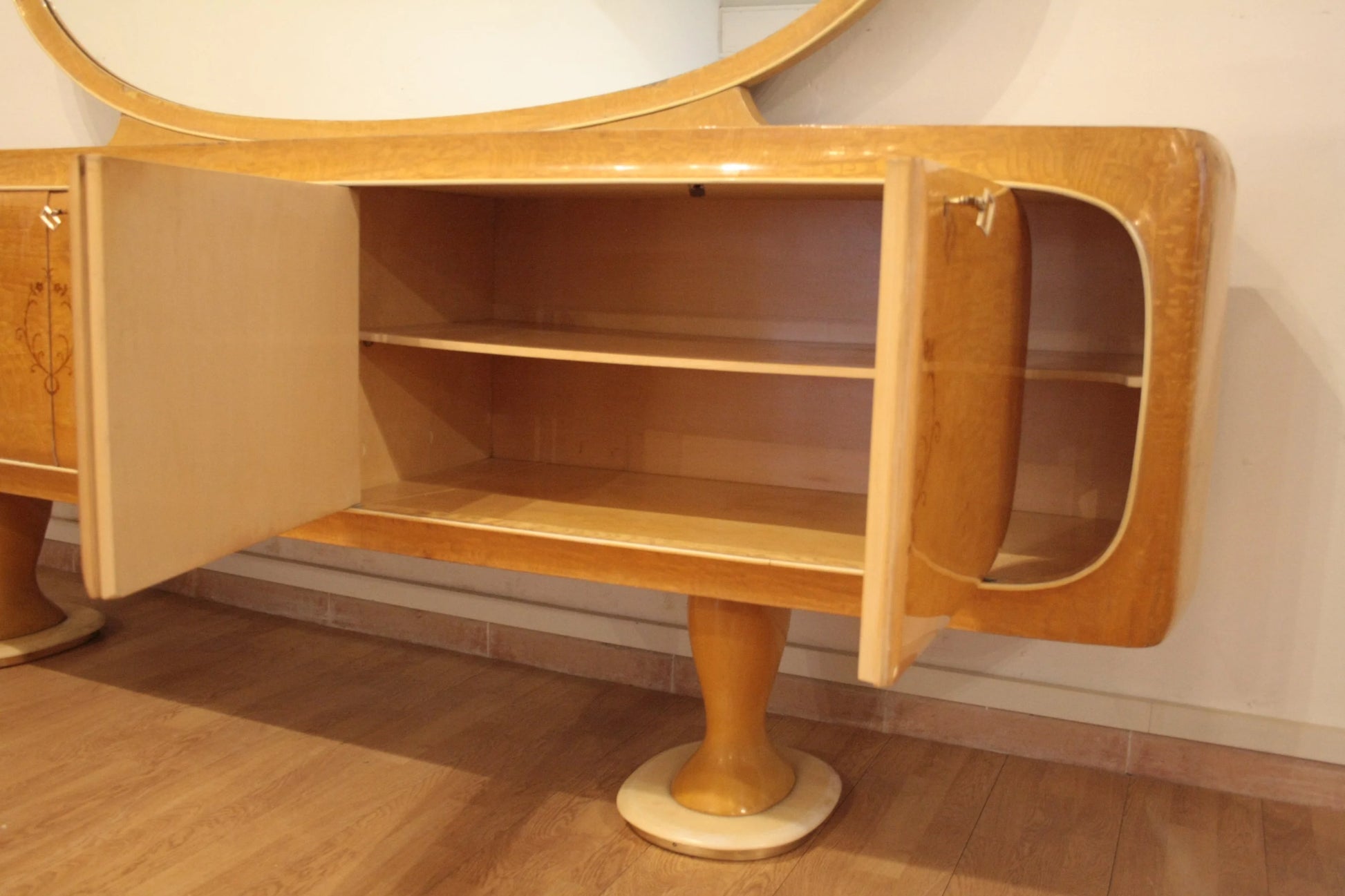 Vintage credenza mid-century moderna di vittorio dassi anni 50 in legno con vano aperto nel dario raia antiquariato