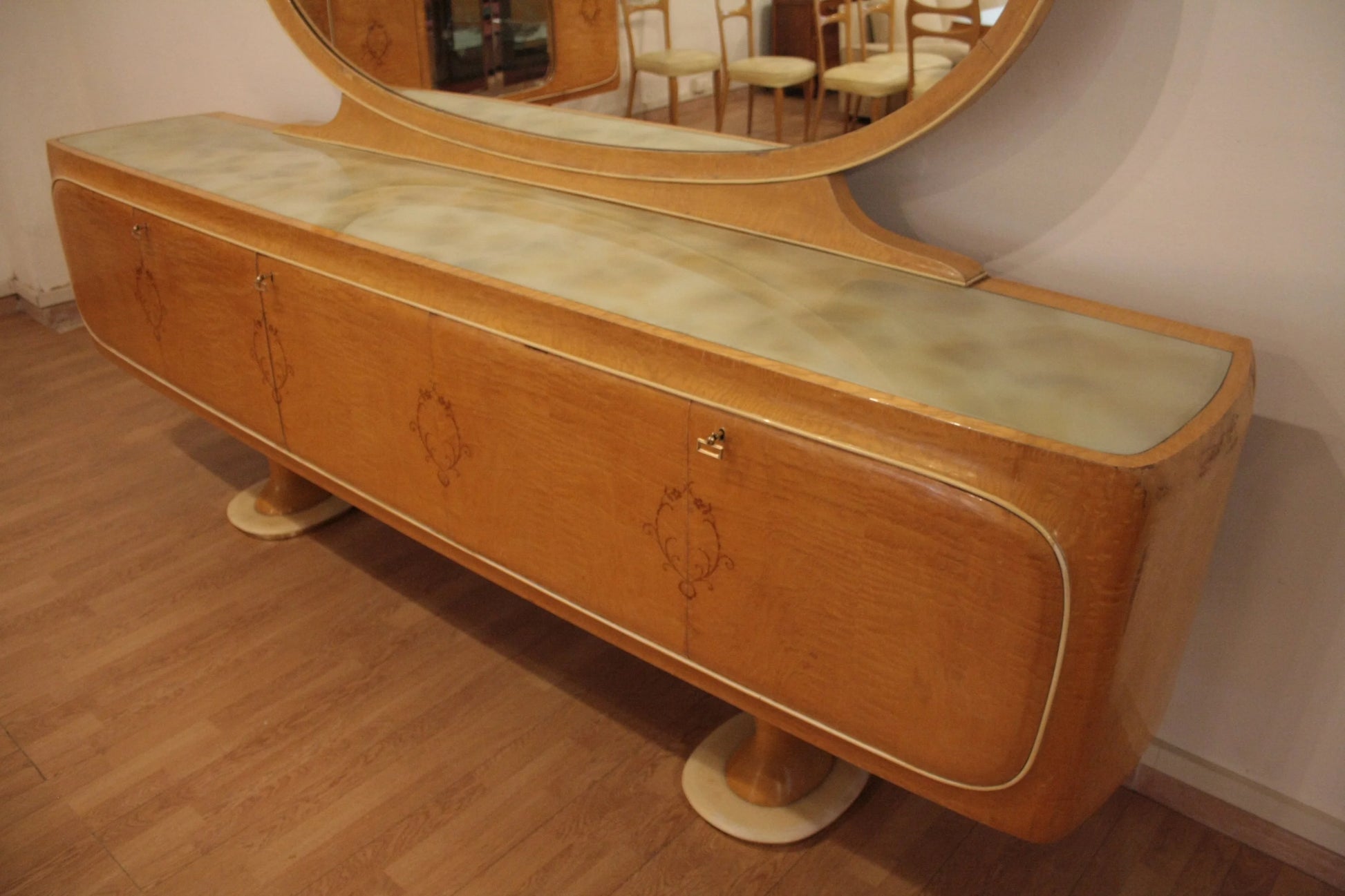 Credenza mid-century moderna di vittorio dassi con vanity vintage in legno e specchio anni cinquanta da dario raia antiquariato
