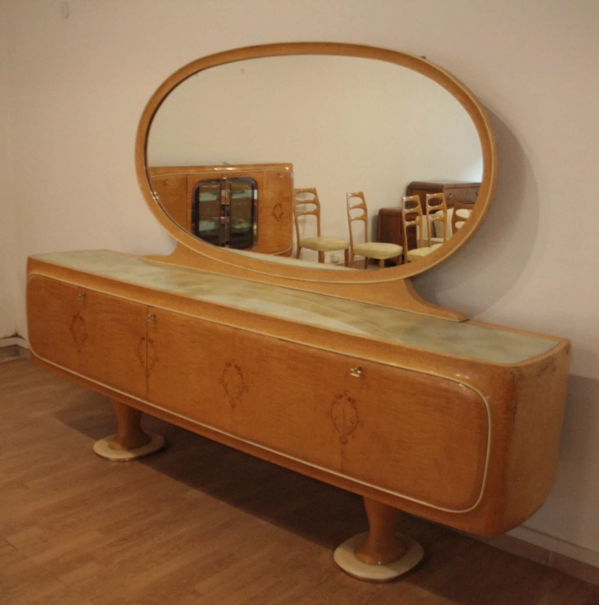 Vintage vanity con specchio ovale in legno lucido nella credenza mid-century moderna di vittorio dassi anni 50