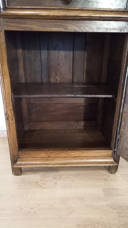 Credenza vintage in legno di rovere con anta aperta e ripiano interno singolo in stile rustico
