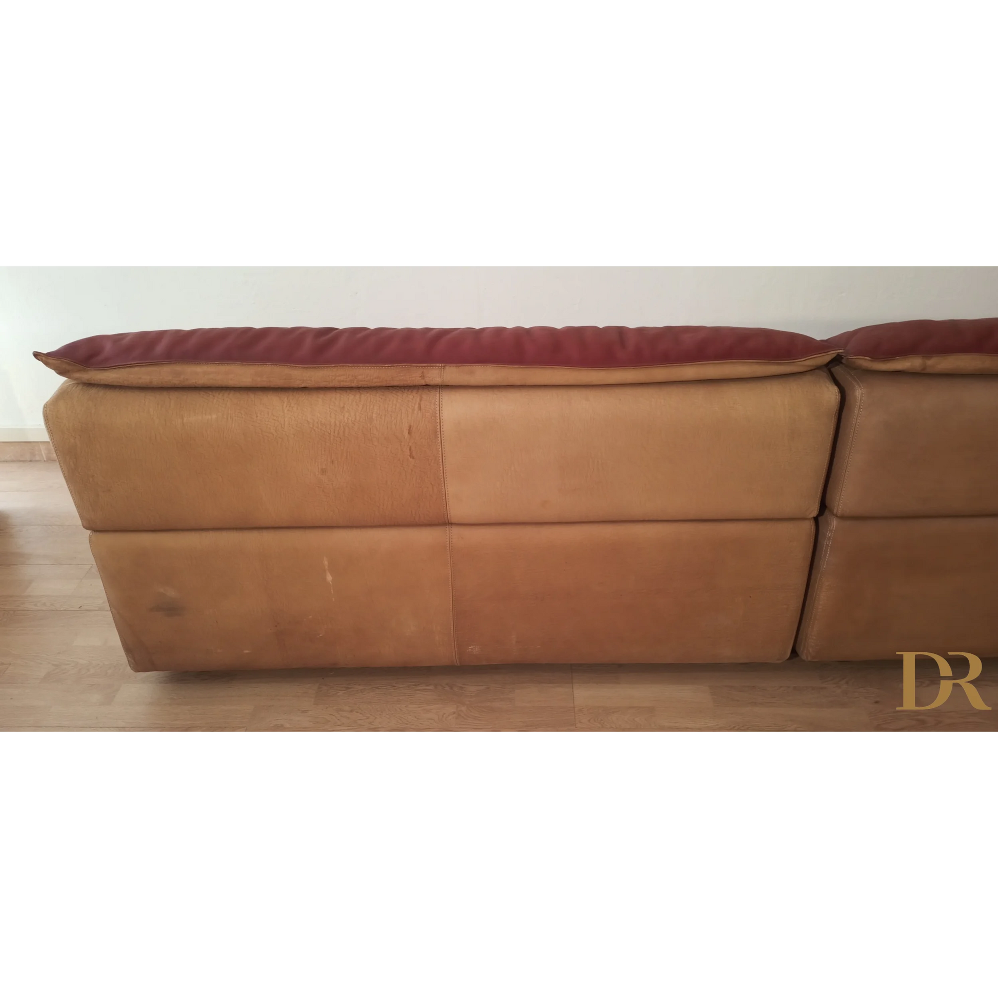 Divano in pelle vintage Tan con cuscini bordeaux, design di Carlo Bartoli