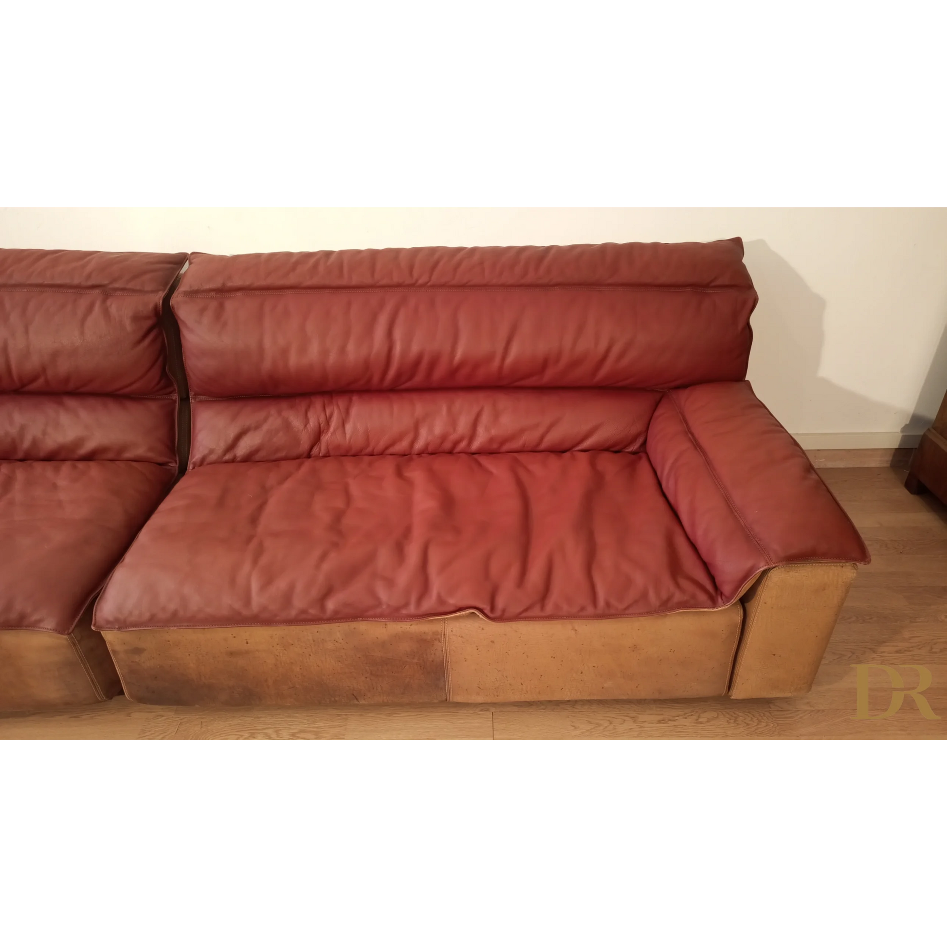 Divano Bogo in pelle rossa vintage con cuscini imbottiti, design Carlo Bartoli