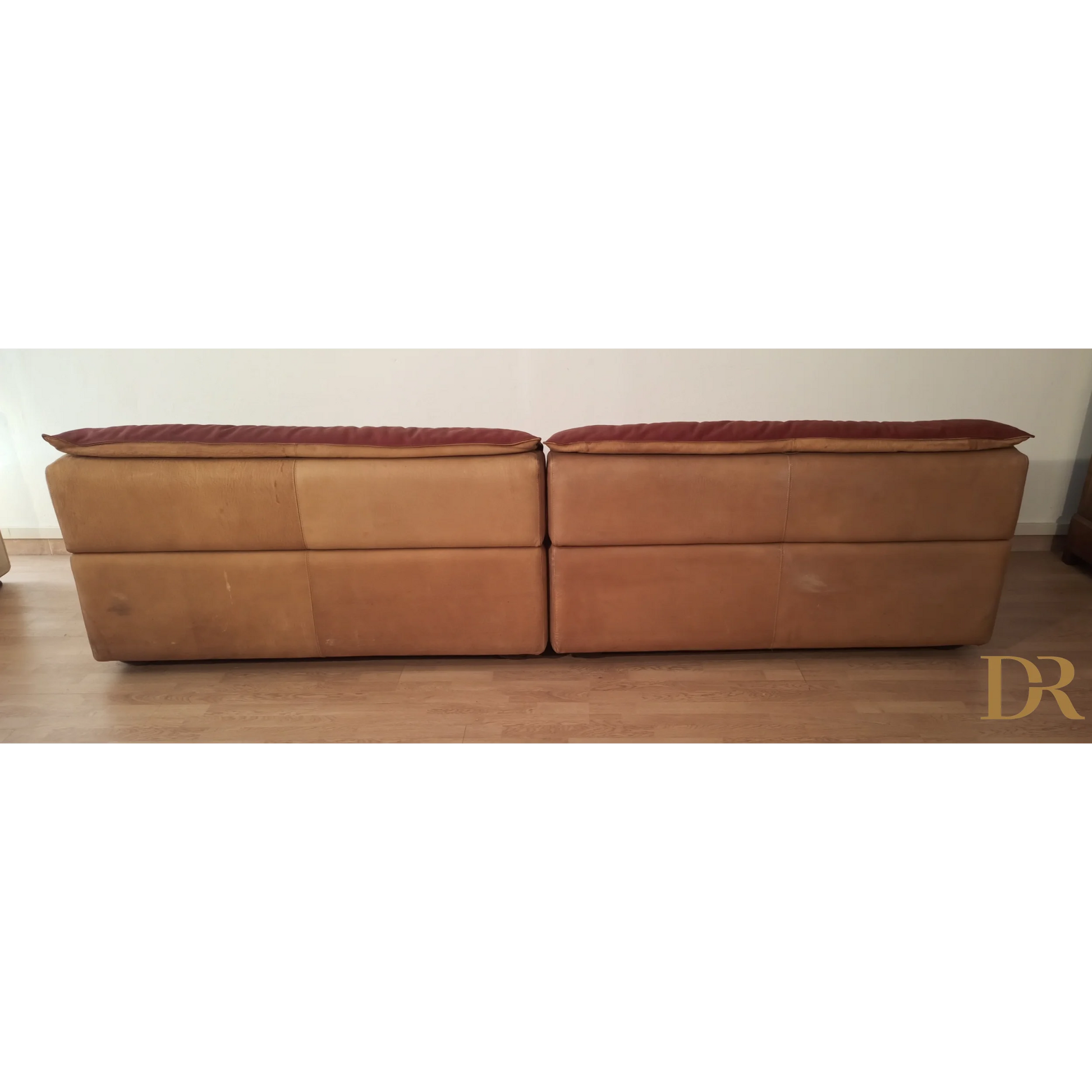 Due ottomani in pelle tan con top imbottiti rossi, vintage, di Carlo Bartoli