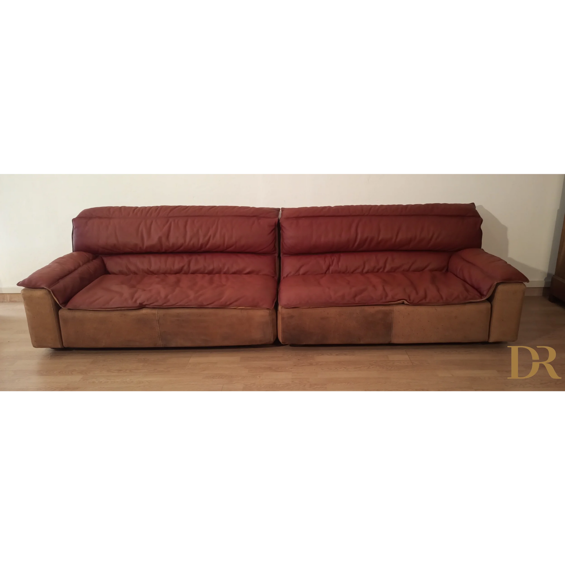 Divano Bogo in pelle e pelle scamosciata con cuscini rossi e base beige vintage