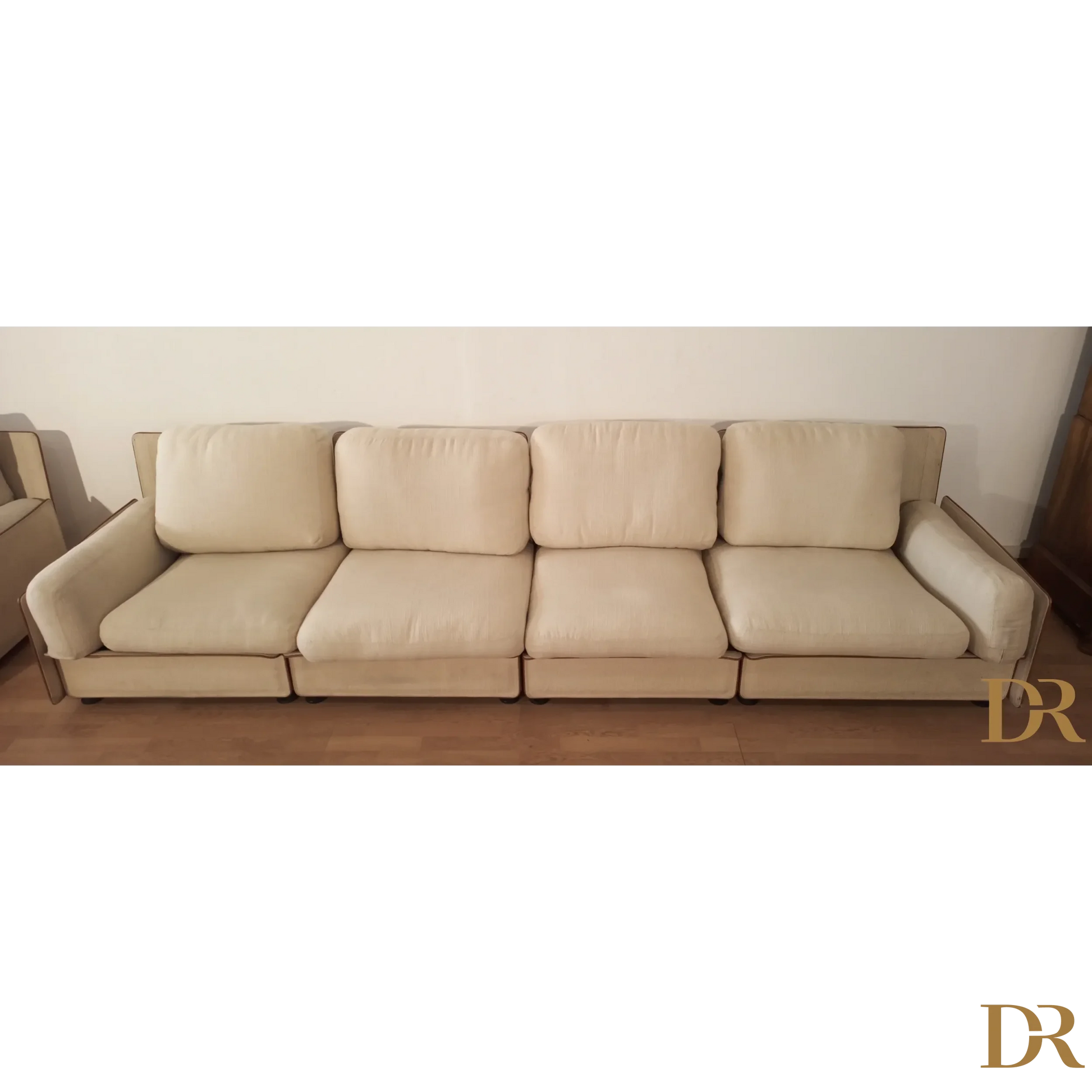 Divano modulare di Riccardo Arbizzoni con quattro cuscini in beige