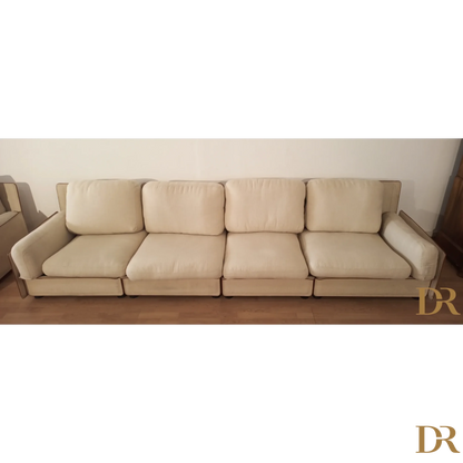 Divano modulare di Riccardo Arbizzoni con quattro cuscini in beige