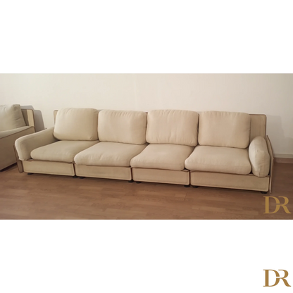 Divano modulare di Riccardo Arbizzoni con sedute imbottite in beige