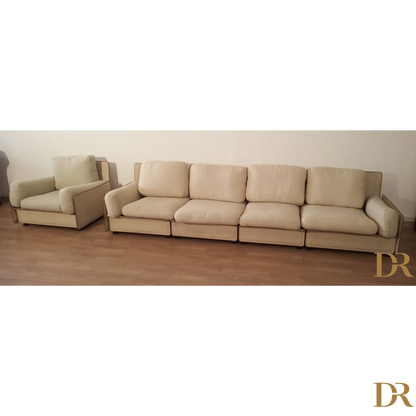 Divano beige modulare di Riccardo Arbizzoni su pavimento in legno, modello Redifiori Set