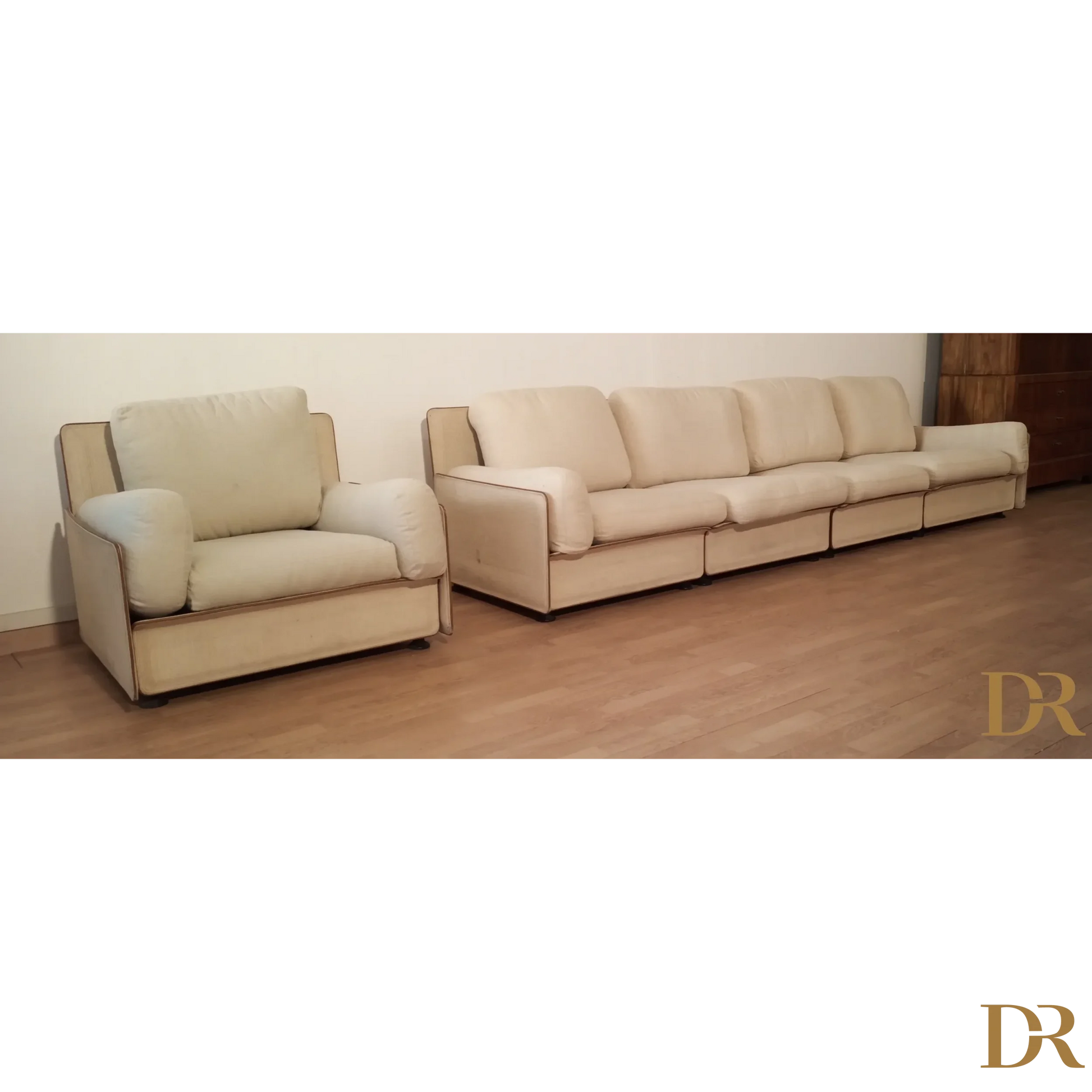 Divano modulare Riccardo Arbizzoni colore crema con poltrona coordinata