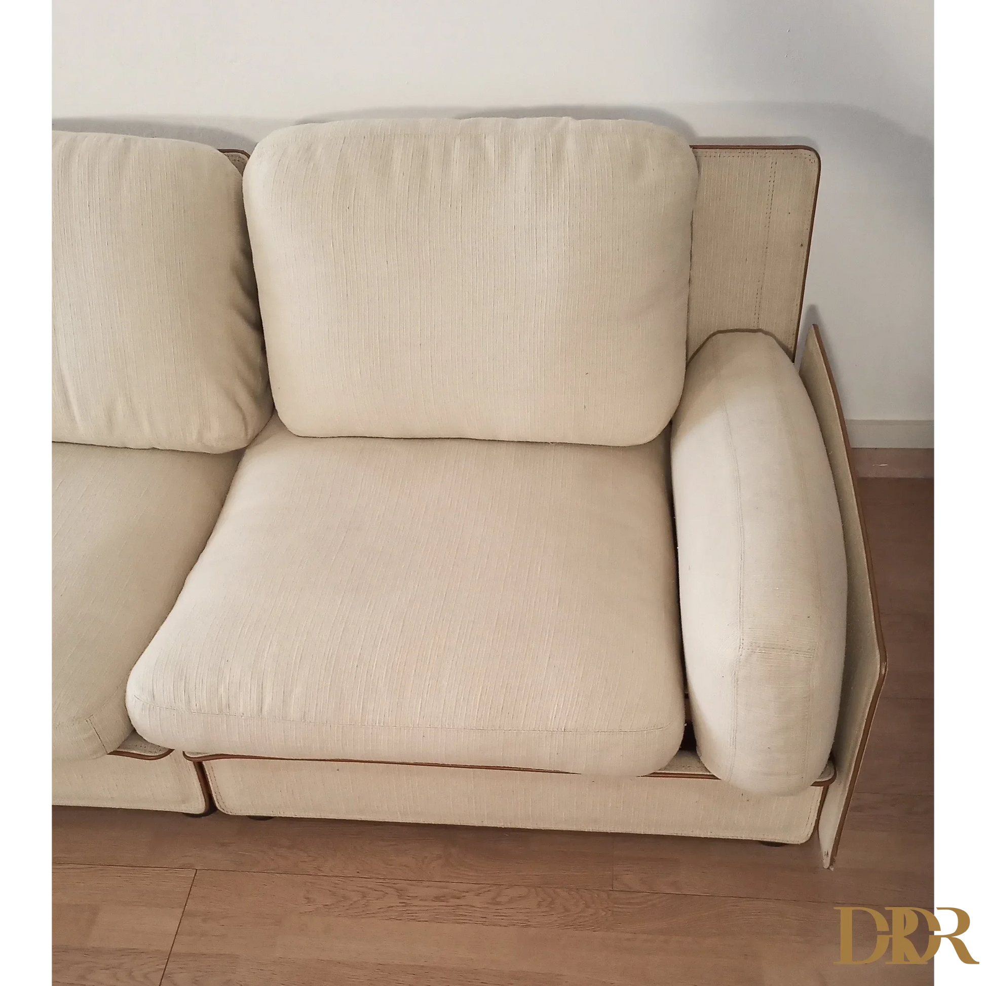 Divano modulare di Riccardo Arbizzoni in color crema con cuscini plush