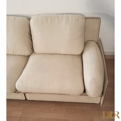 Divano modulare di Riccardo Arbizzoni in color crema con cuscini plush