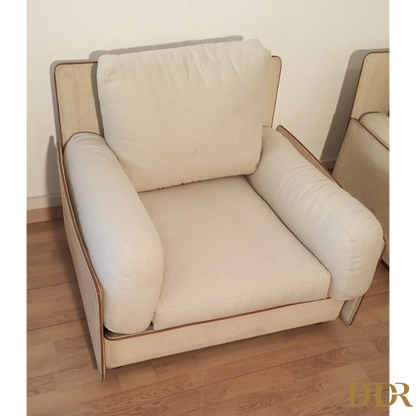 Poltrona rivestita crema con finiture in legno, modello Redifiori di Riccardo Arbizzoni