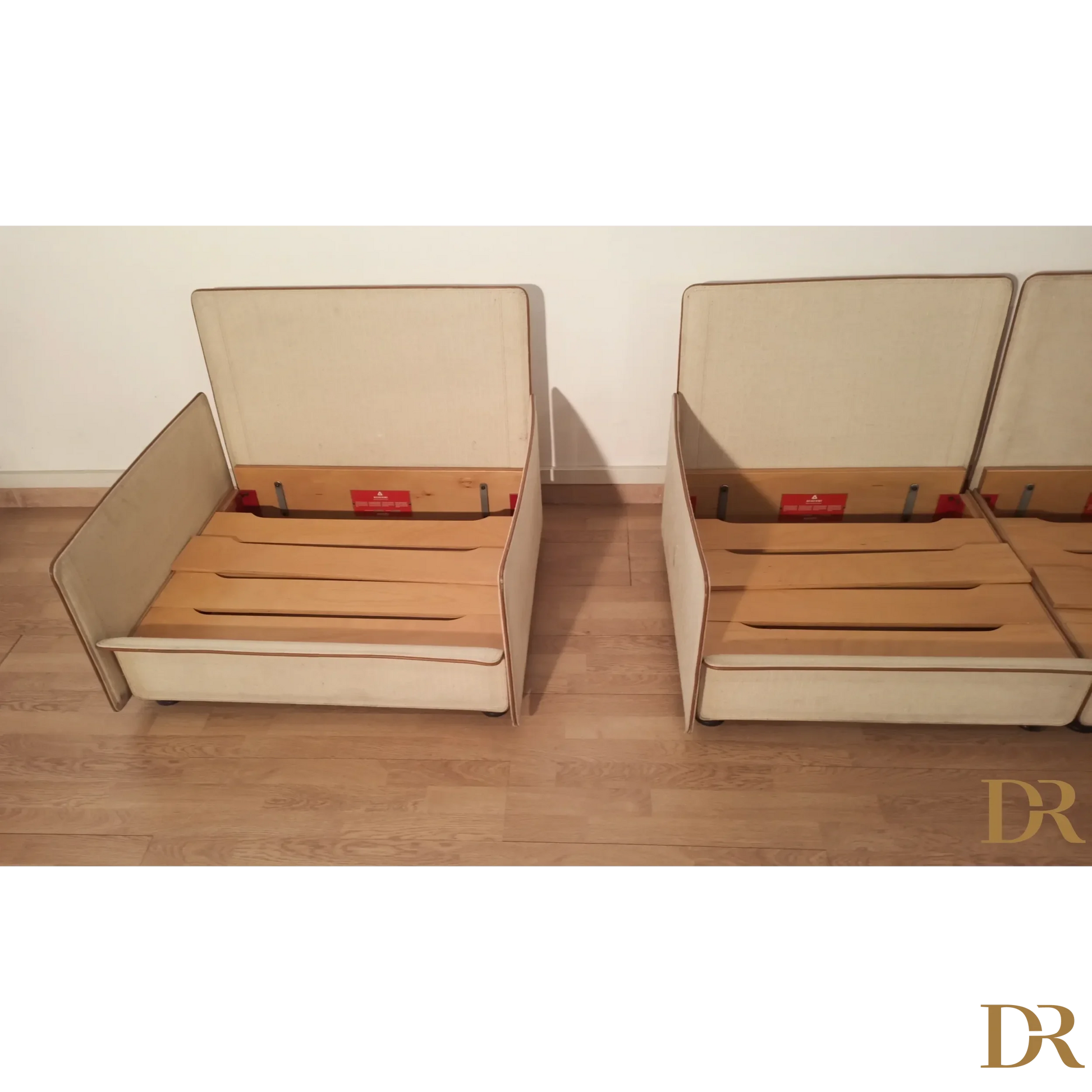 Due due poltrone pieghevoli color crema di Riccardo Arbizzoni per il divano Modello Redifiori